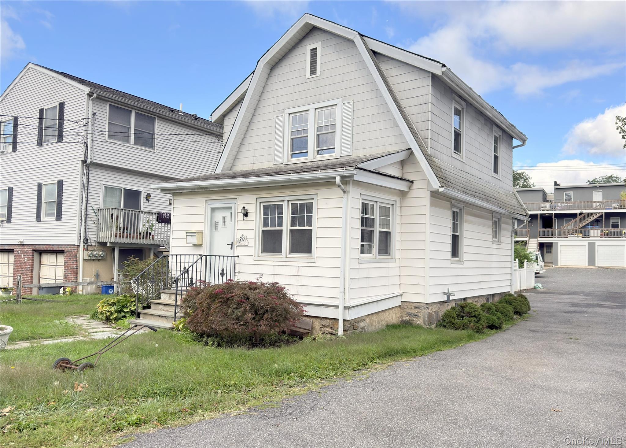 711 Hall Street Property Photo 1