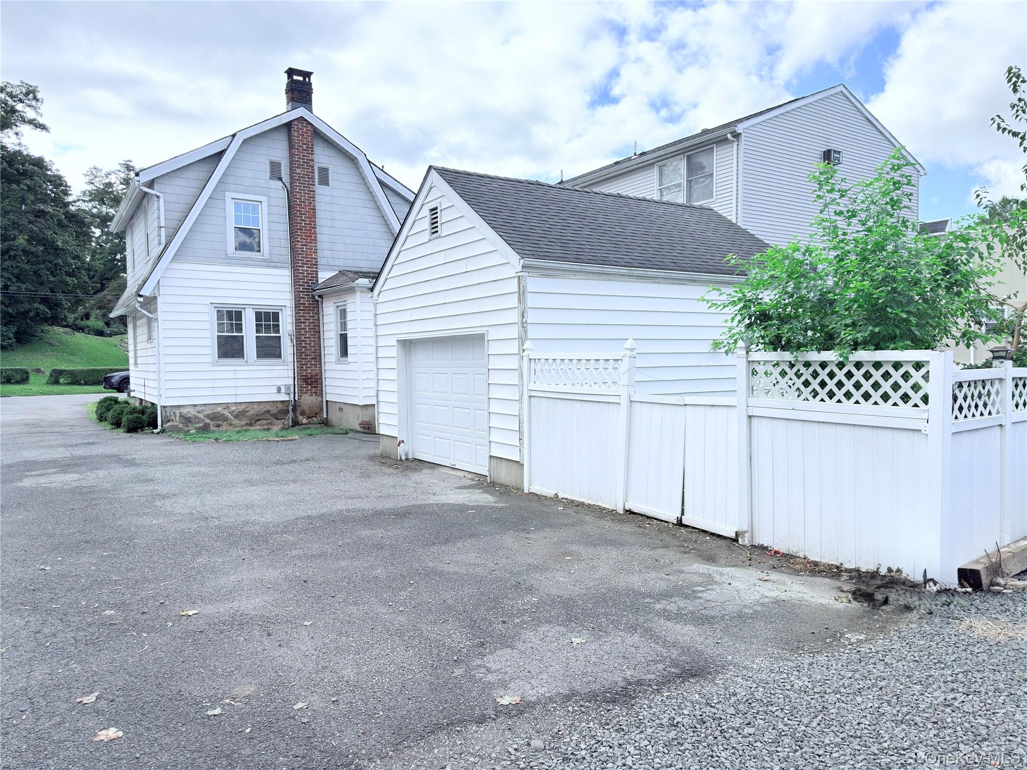 711 Hall Street Property Photo 2