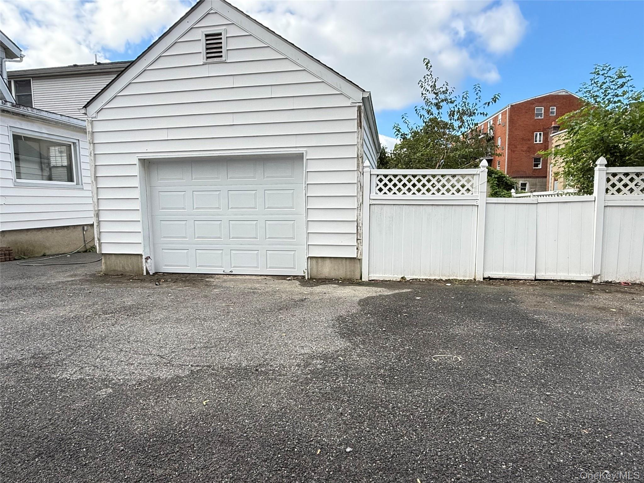 711 Hall Street Property Photo 18