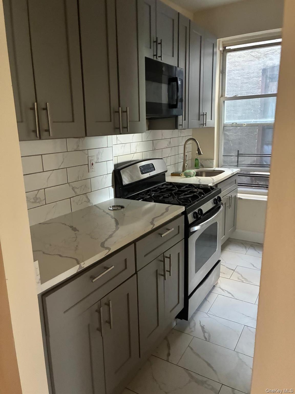 1029 College Avenue Property Photo 4