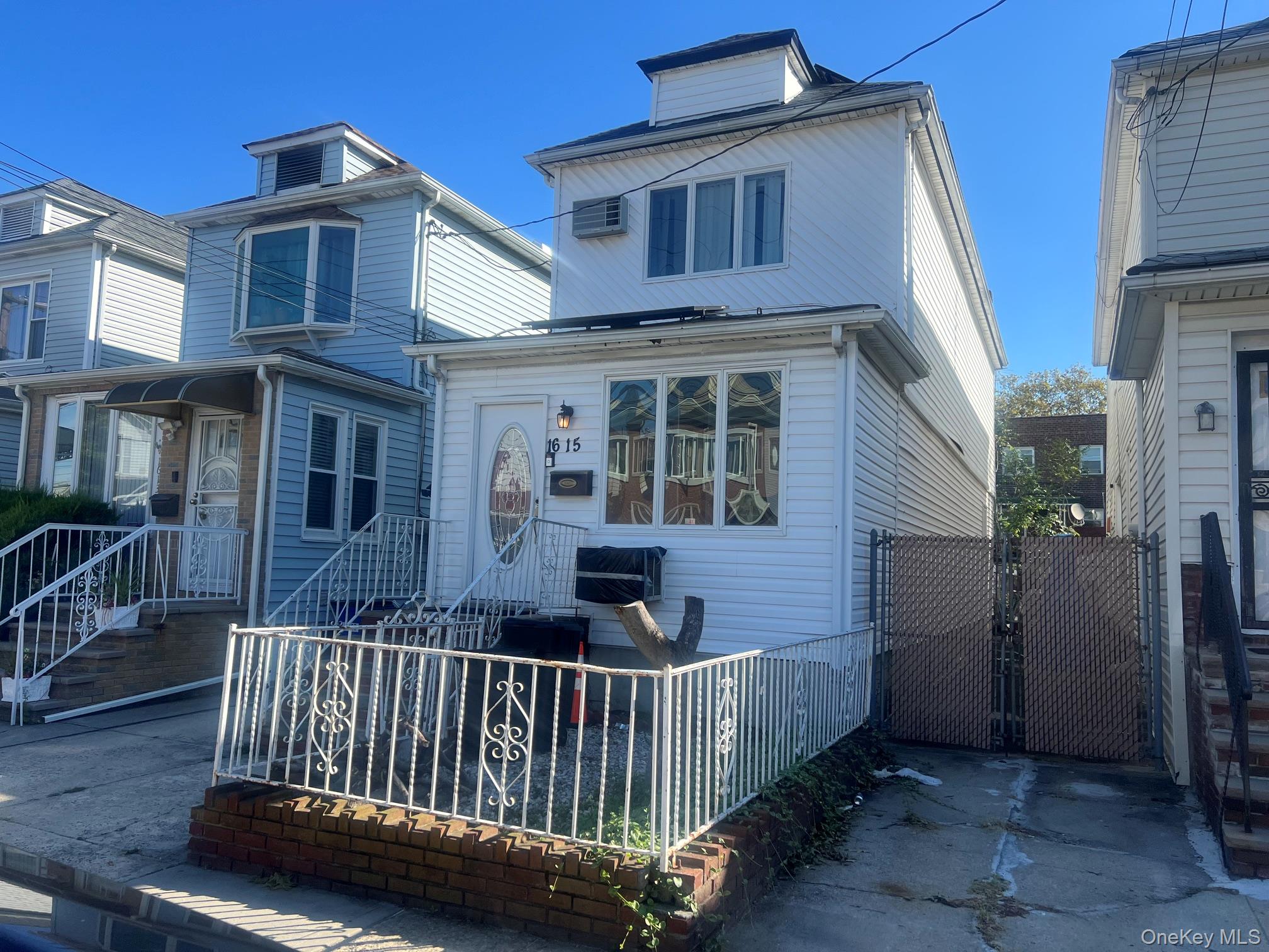 1615 E 51st Street Property Photo 3