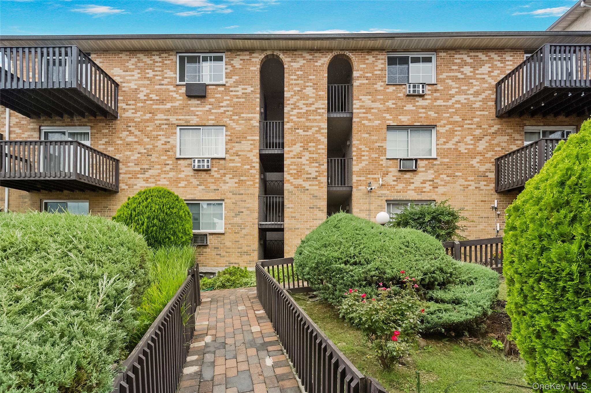 351 N Broadway 2I Property Photo 1