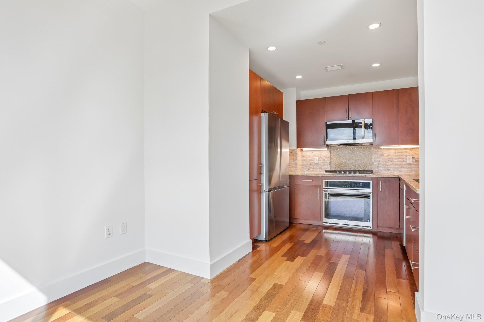 175 Huguenot Street 2006 Property Photo 12