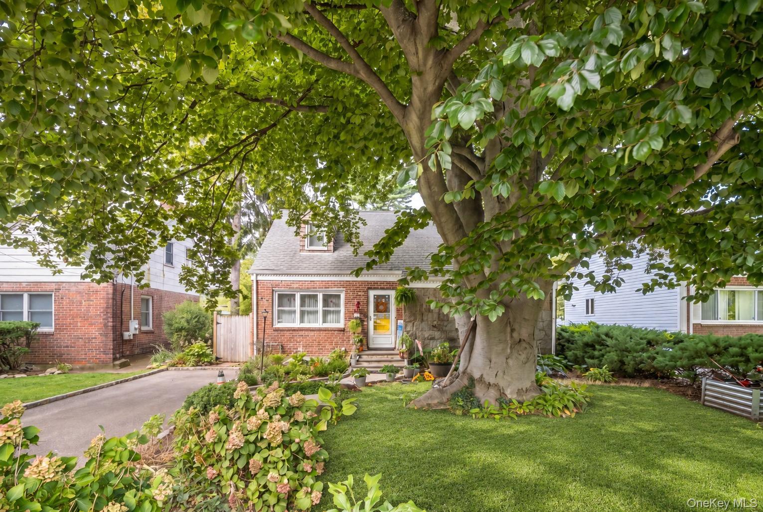 38 Middle Neck Road Property Photo 1