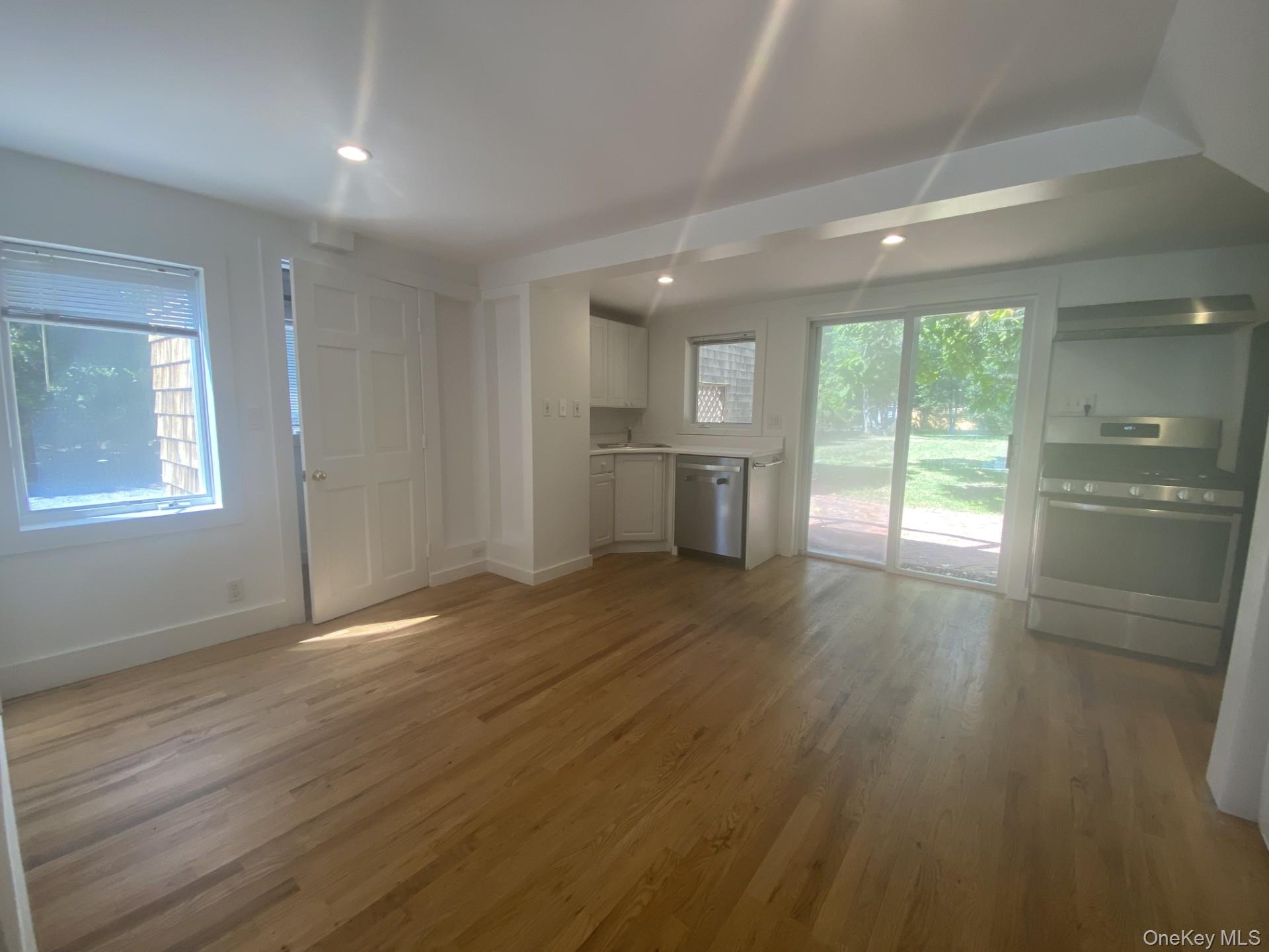 14 B Franklin Ave Property Photo 6