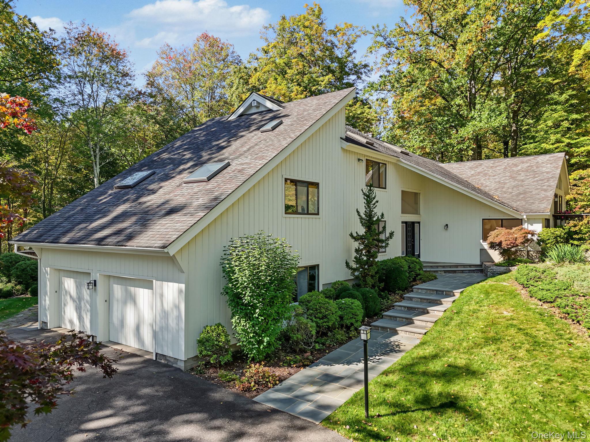 4 Stone Hollow Way Property Photo 3