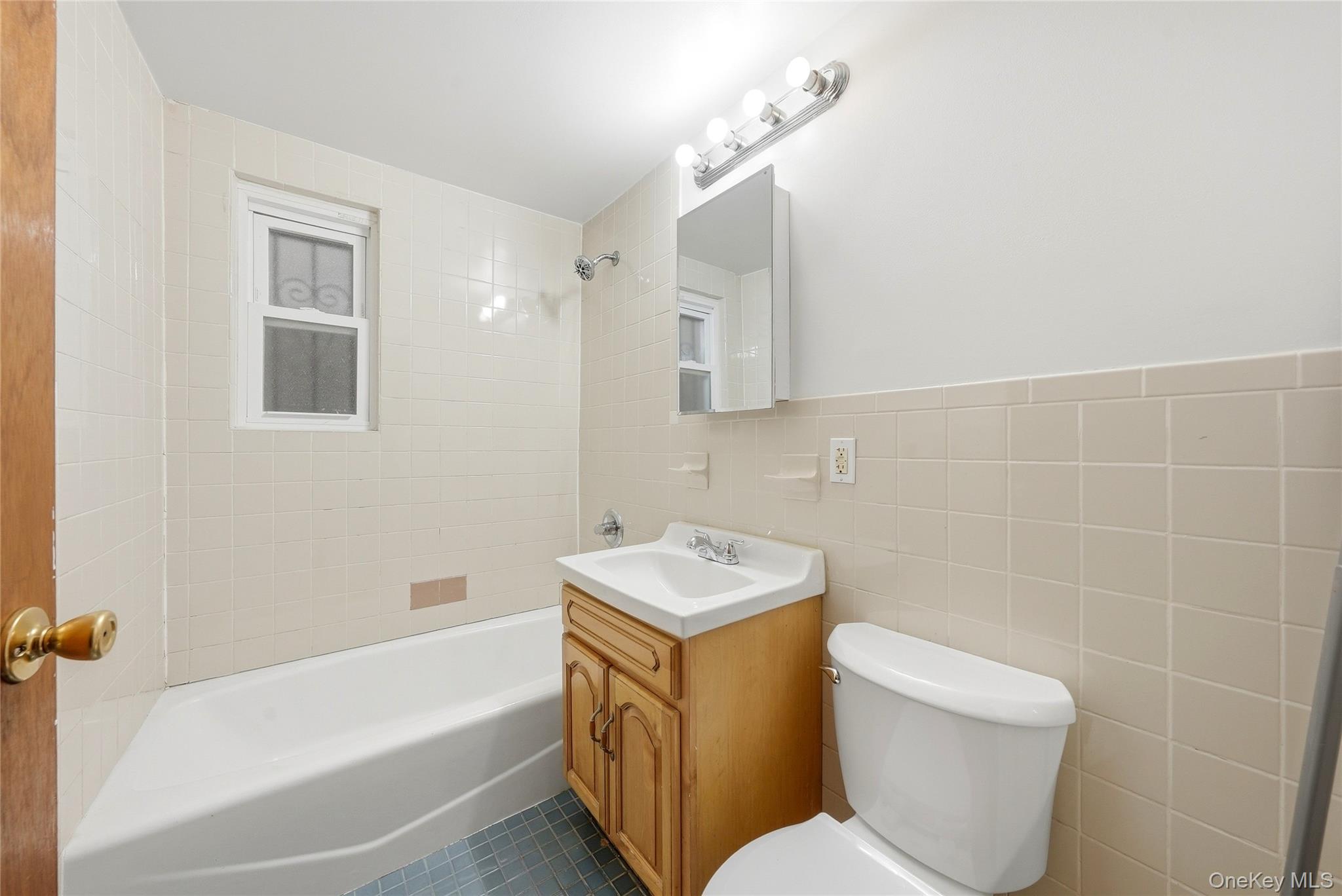 1012 E 233rd Street Property Photo 6