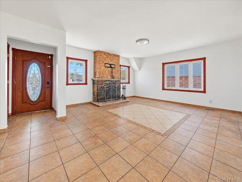 63-19 Everton Street Property Photo 6