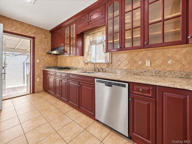 63-19 Everton Street Property Photo 10
