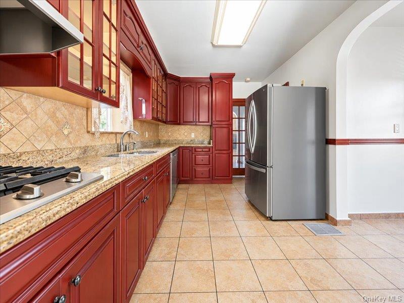63-19 Everton Street Property Photo 11