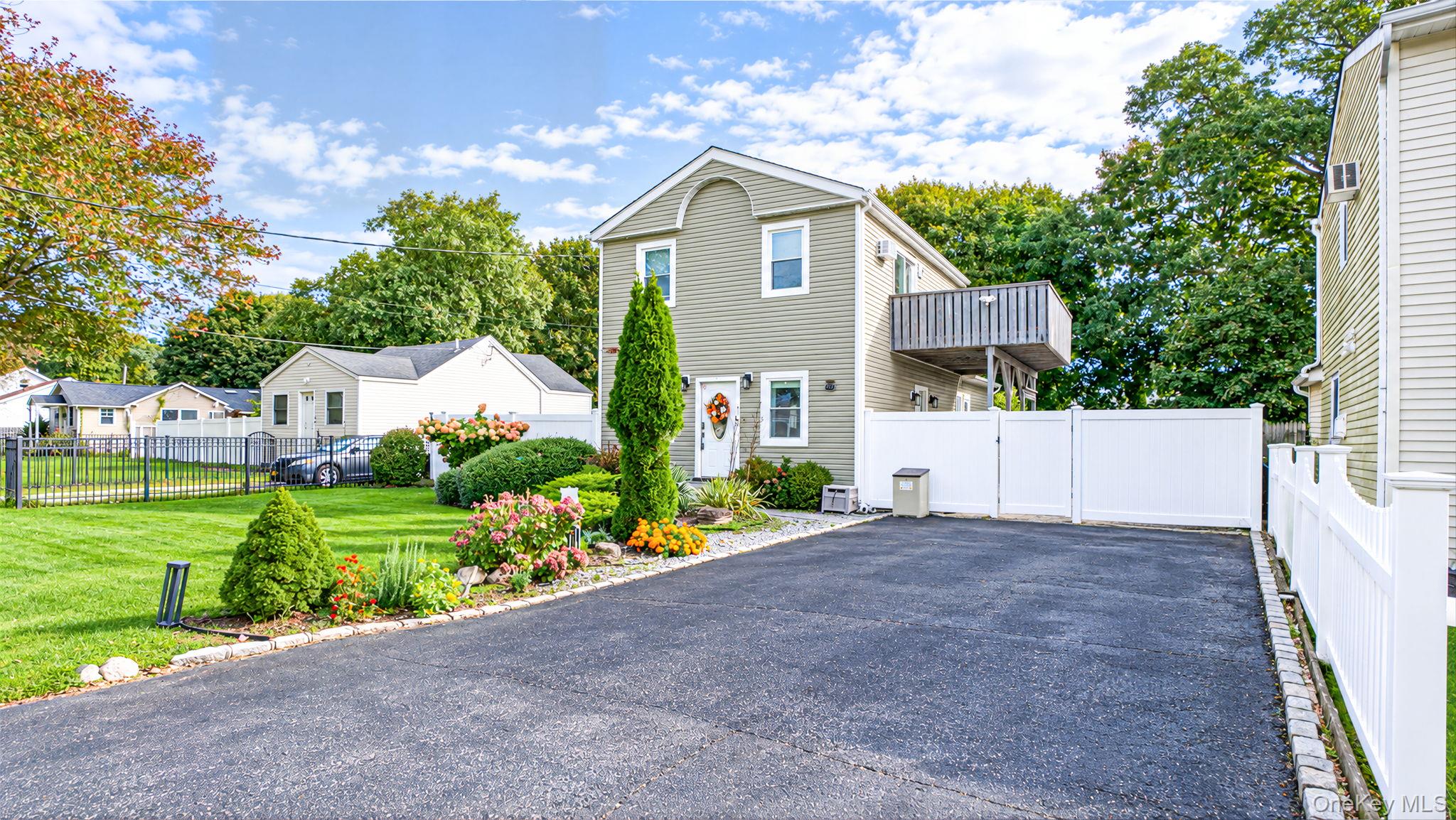 73 Lynbrook Drive Property Photo 3