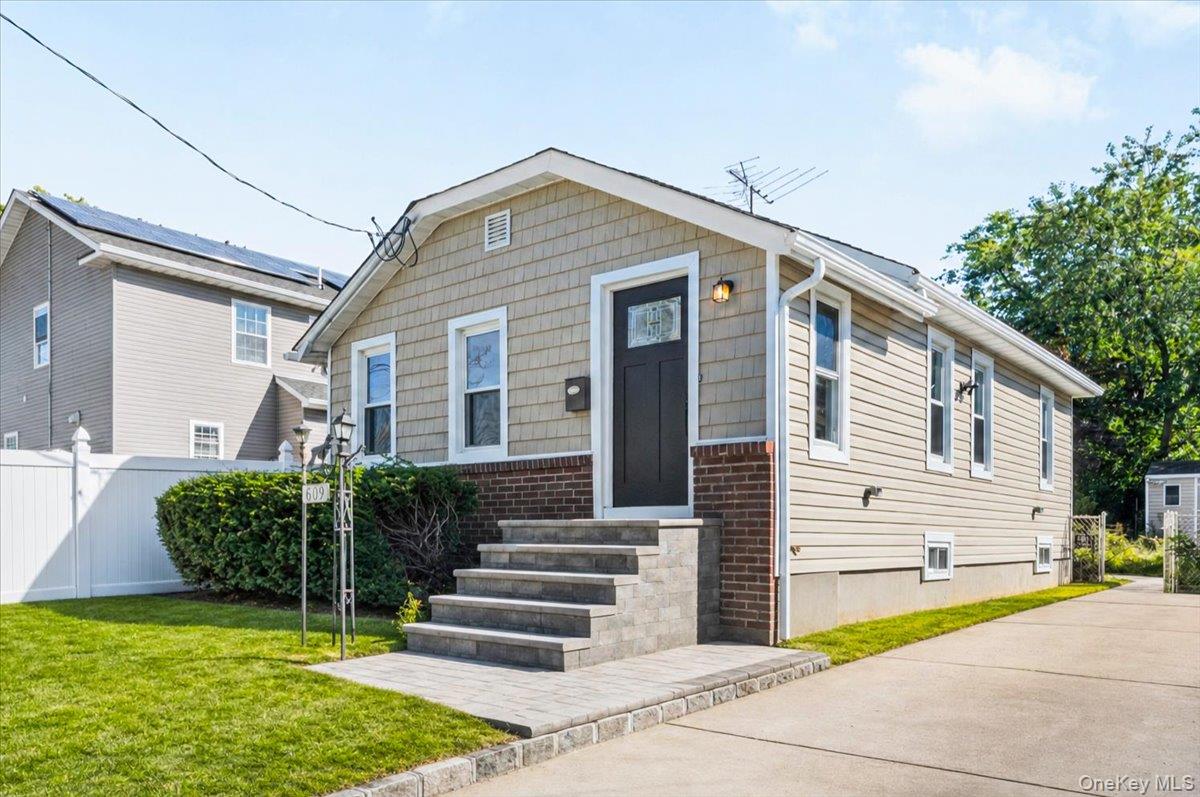 609 Hempstead Gardens Drive Property Photo 4