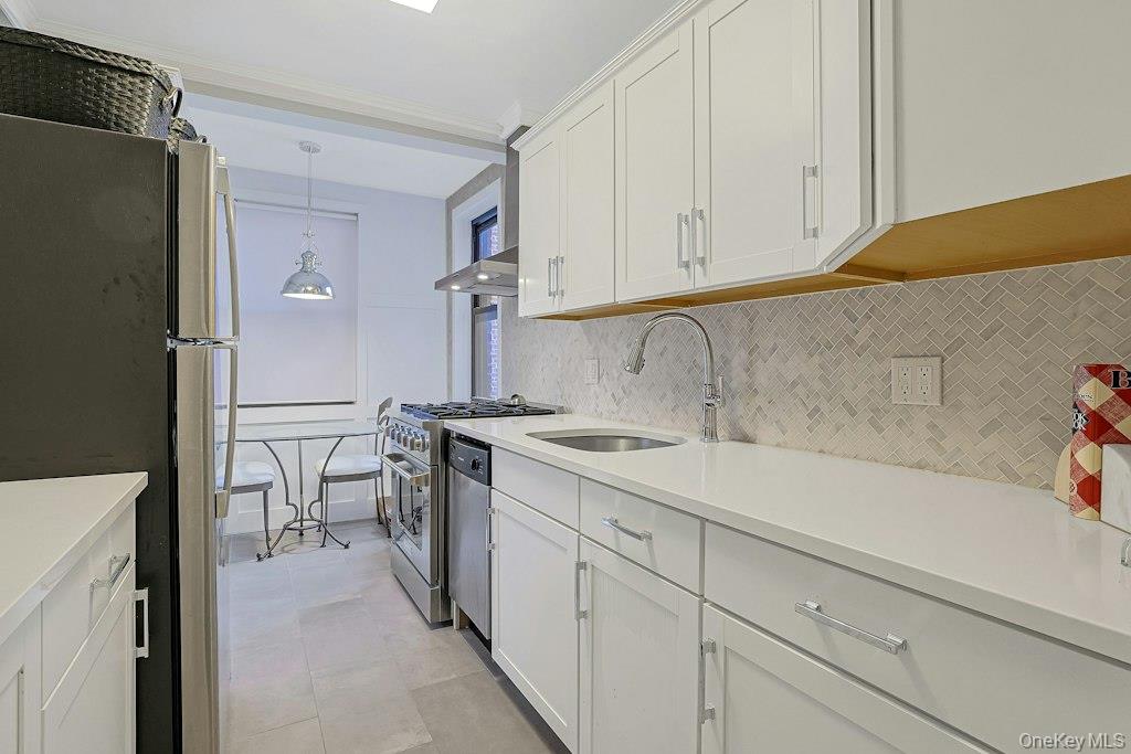 142 Garth Road 3j Property Photo 6