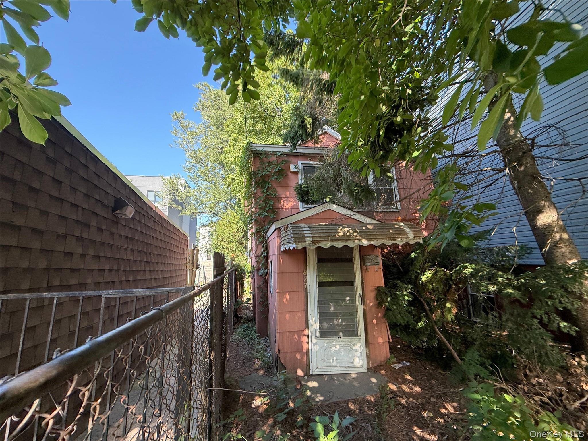 827 Pine Street Property Photo 1