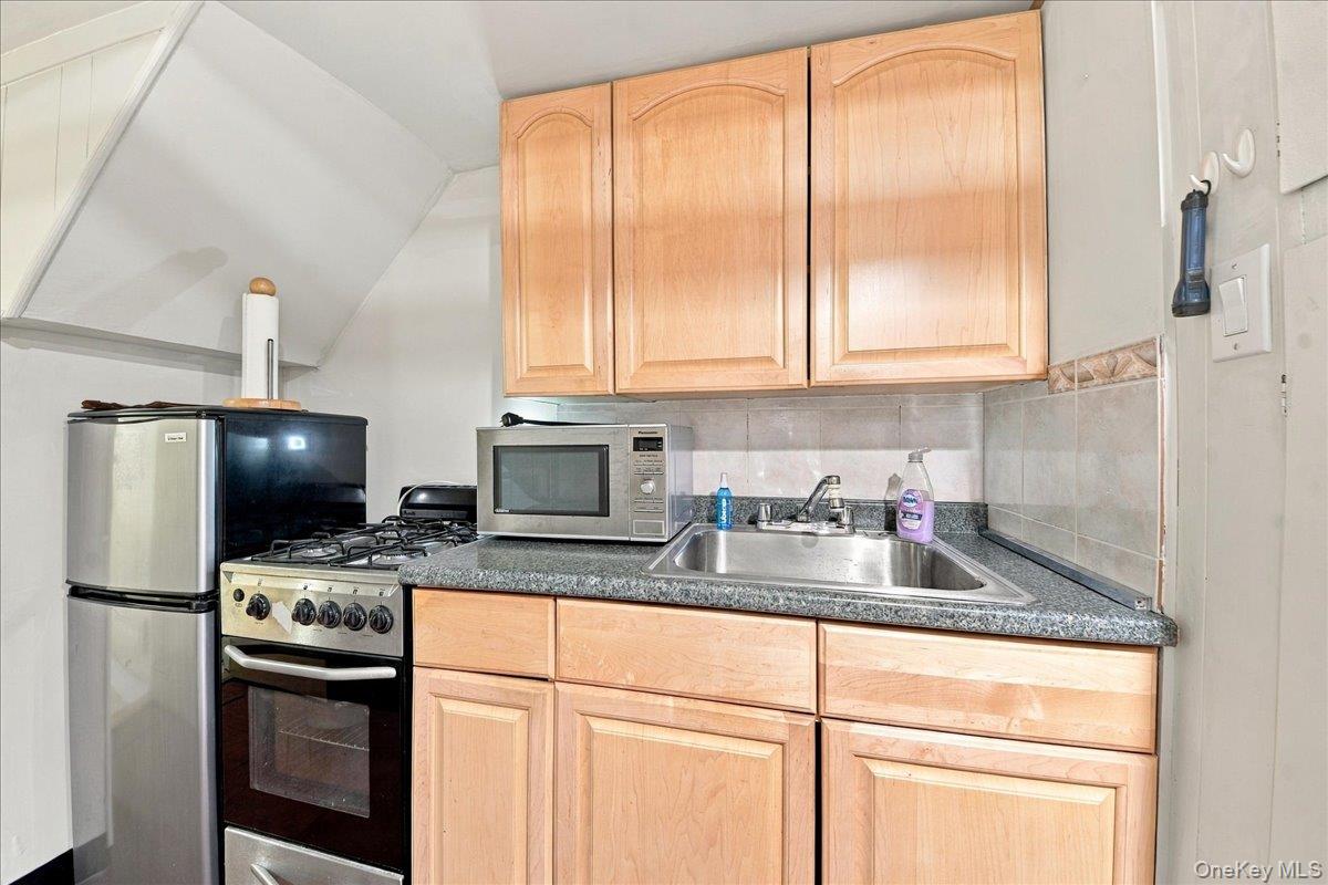 1912 Hone Avenue Property Photo 17