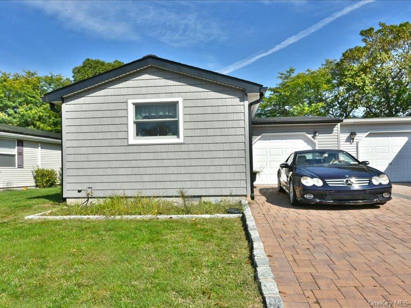 10 Greenwood Boulevard Property Photo 3