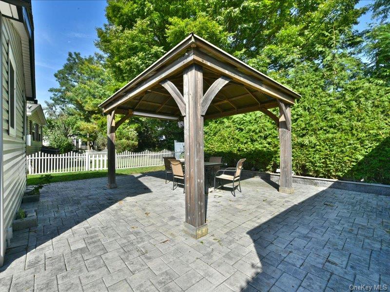 10 Greenwood Boulevard Property Photo 27