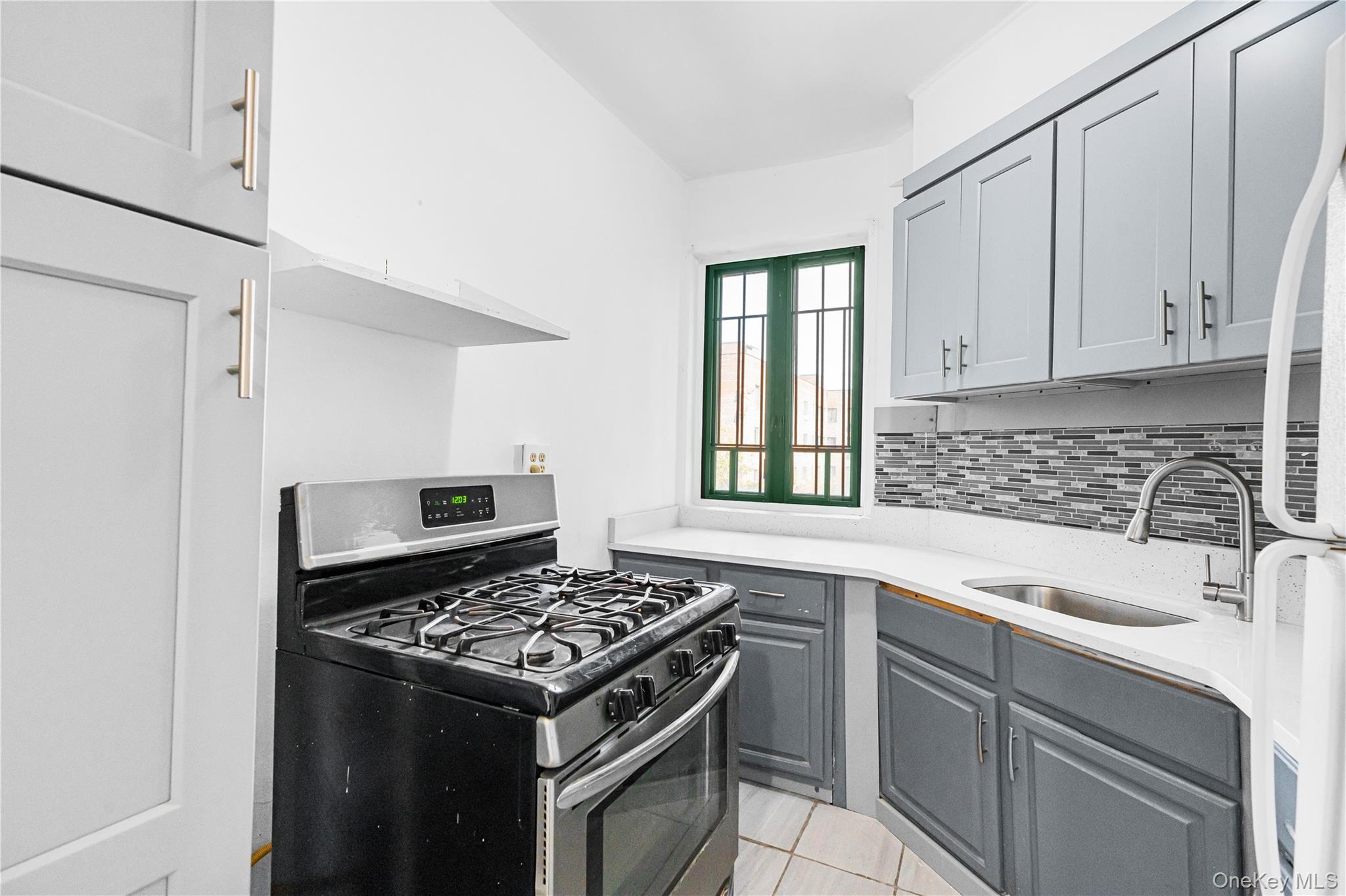 1946 E Tremont Avenue 5h Property Photo 2