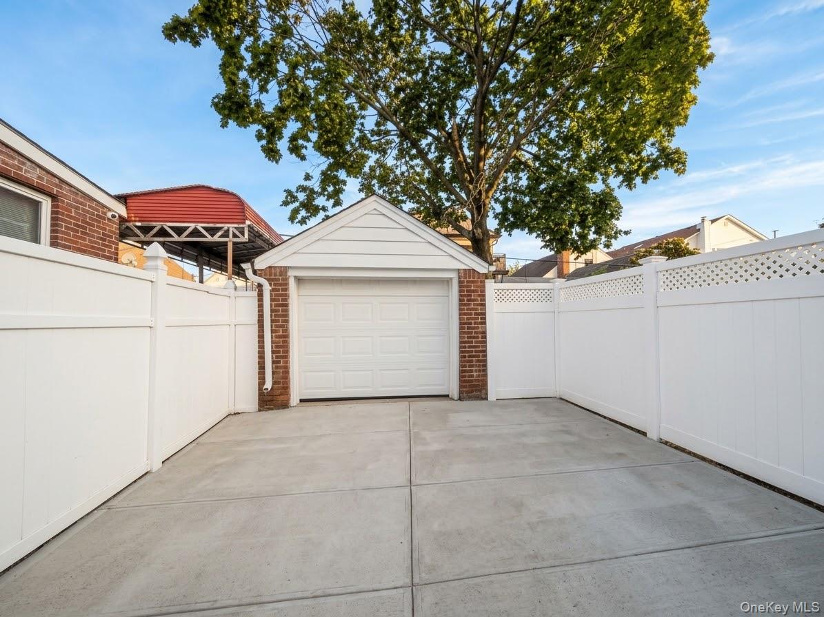 6953 183rd Street Property Photo 2