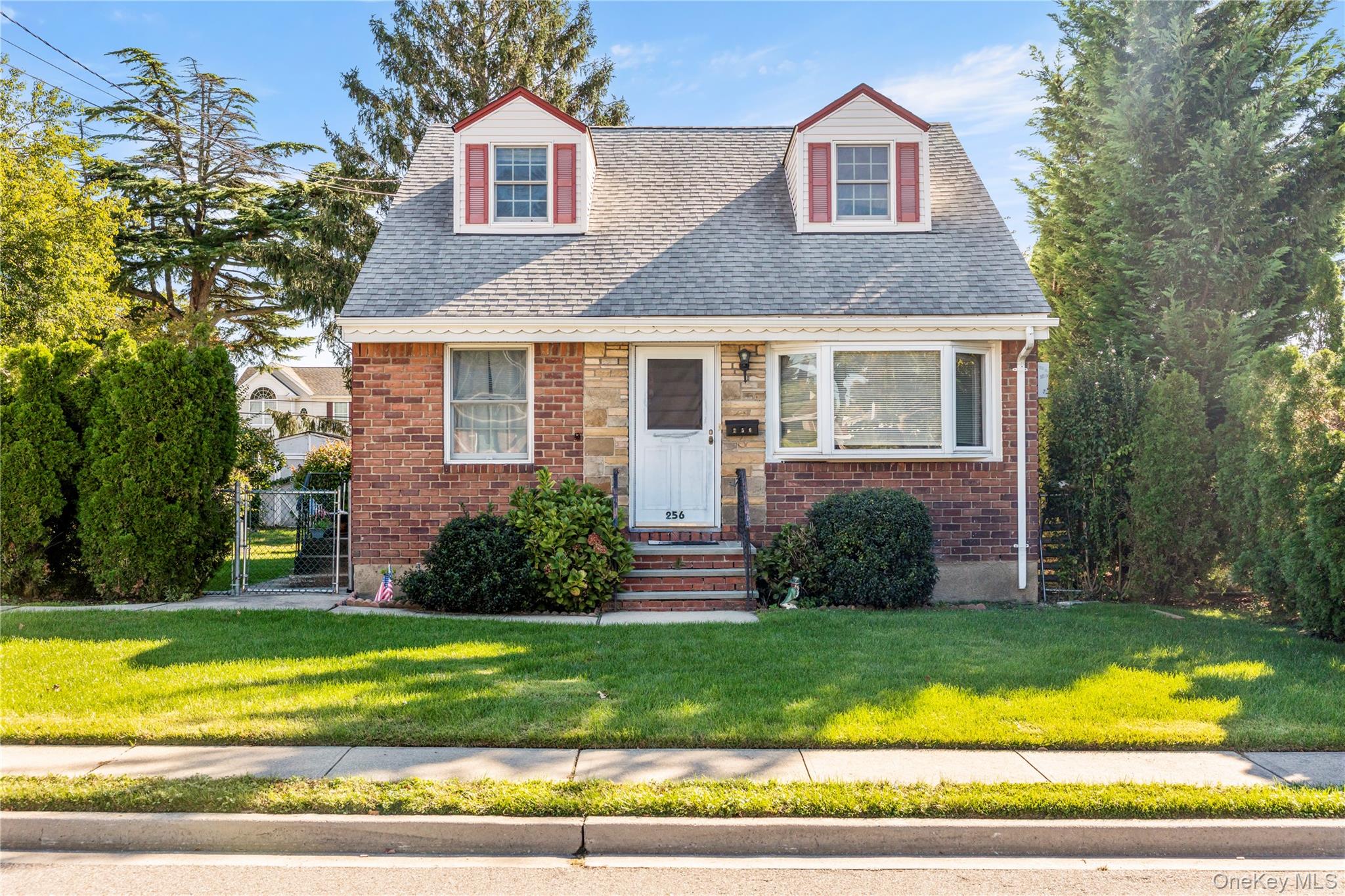 256 9th Street Property Photo 1