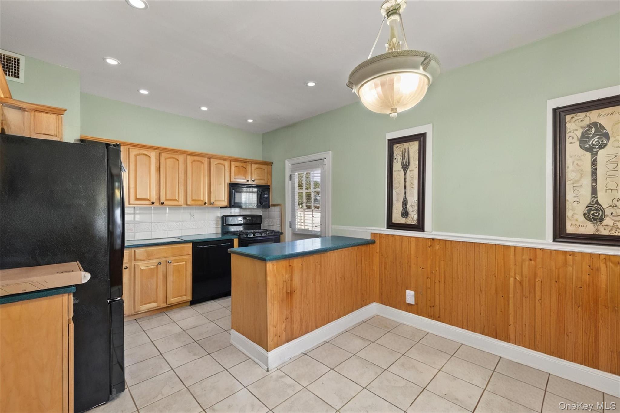 46 Garden City Street Property Photo 5