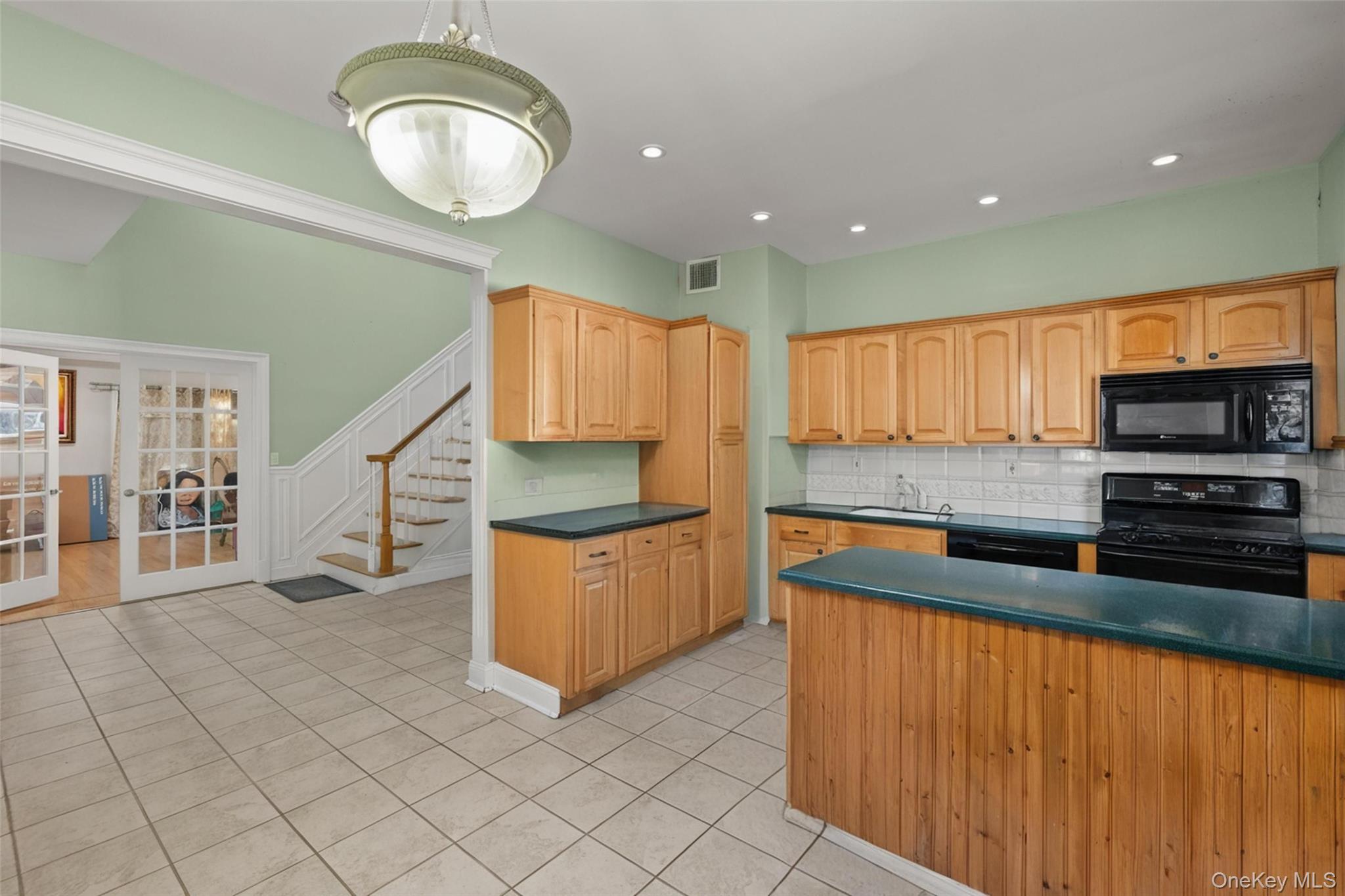 46 Garden City Street Property Photo 6