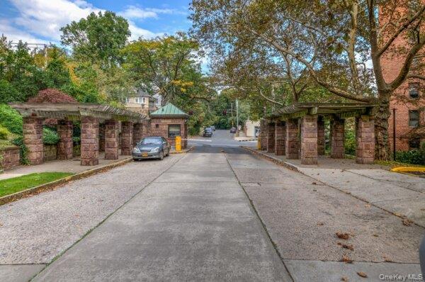 98 Pearsall Drive 1c Property Photo 3