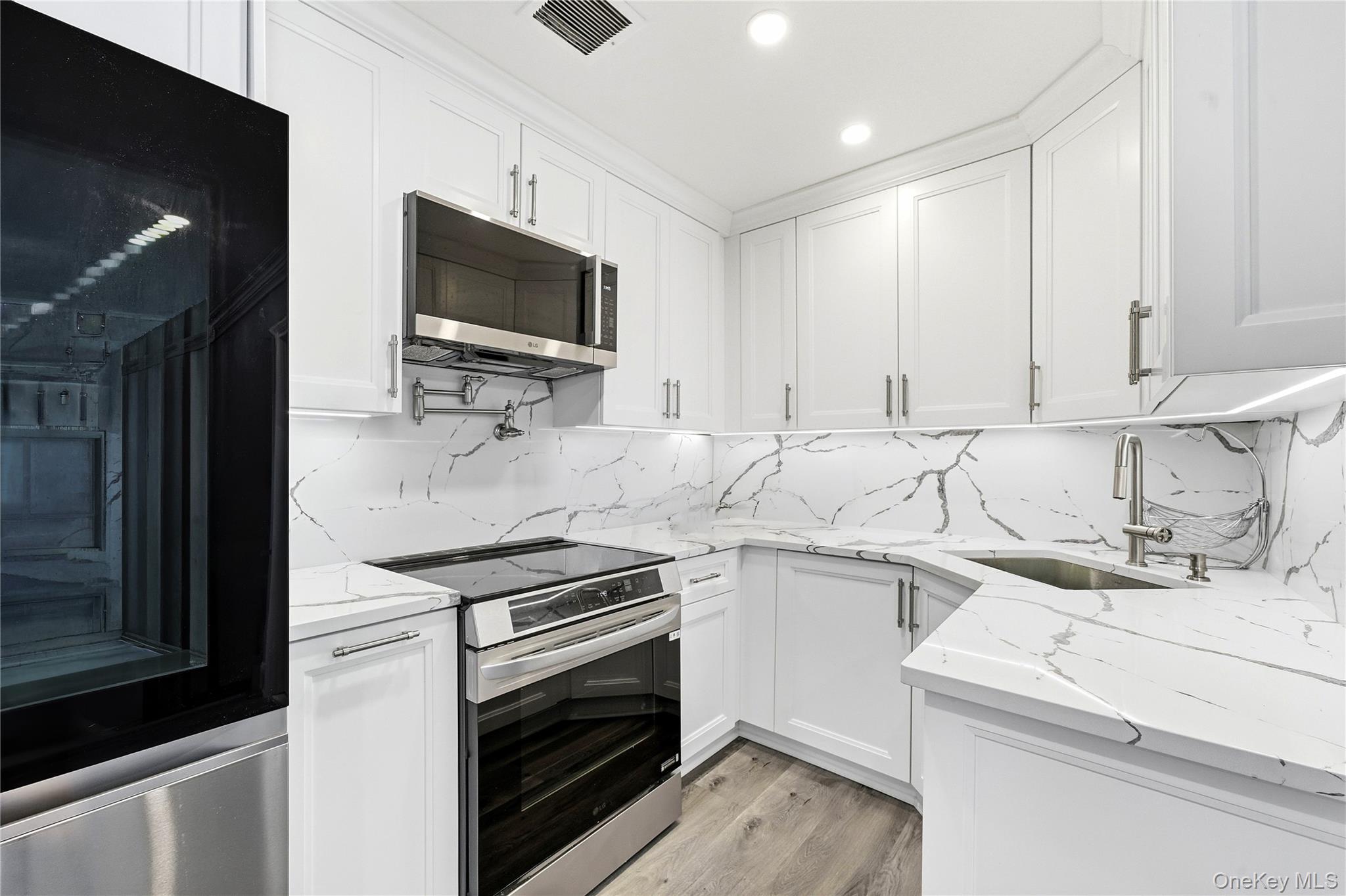100 W Broadway #6q Property Photo 13