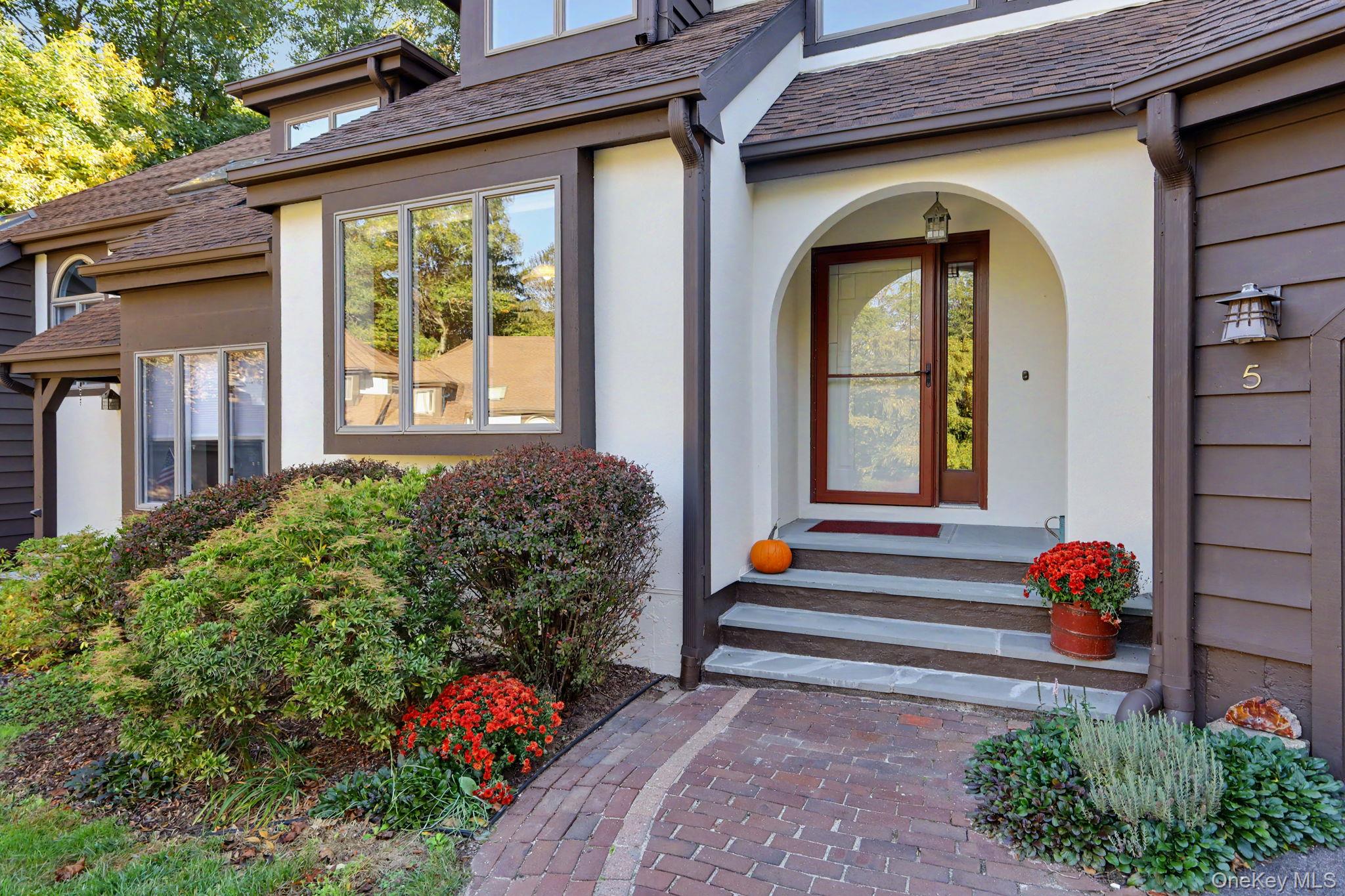 5 Cotswold Drive Property Photo 1