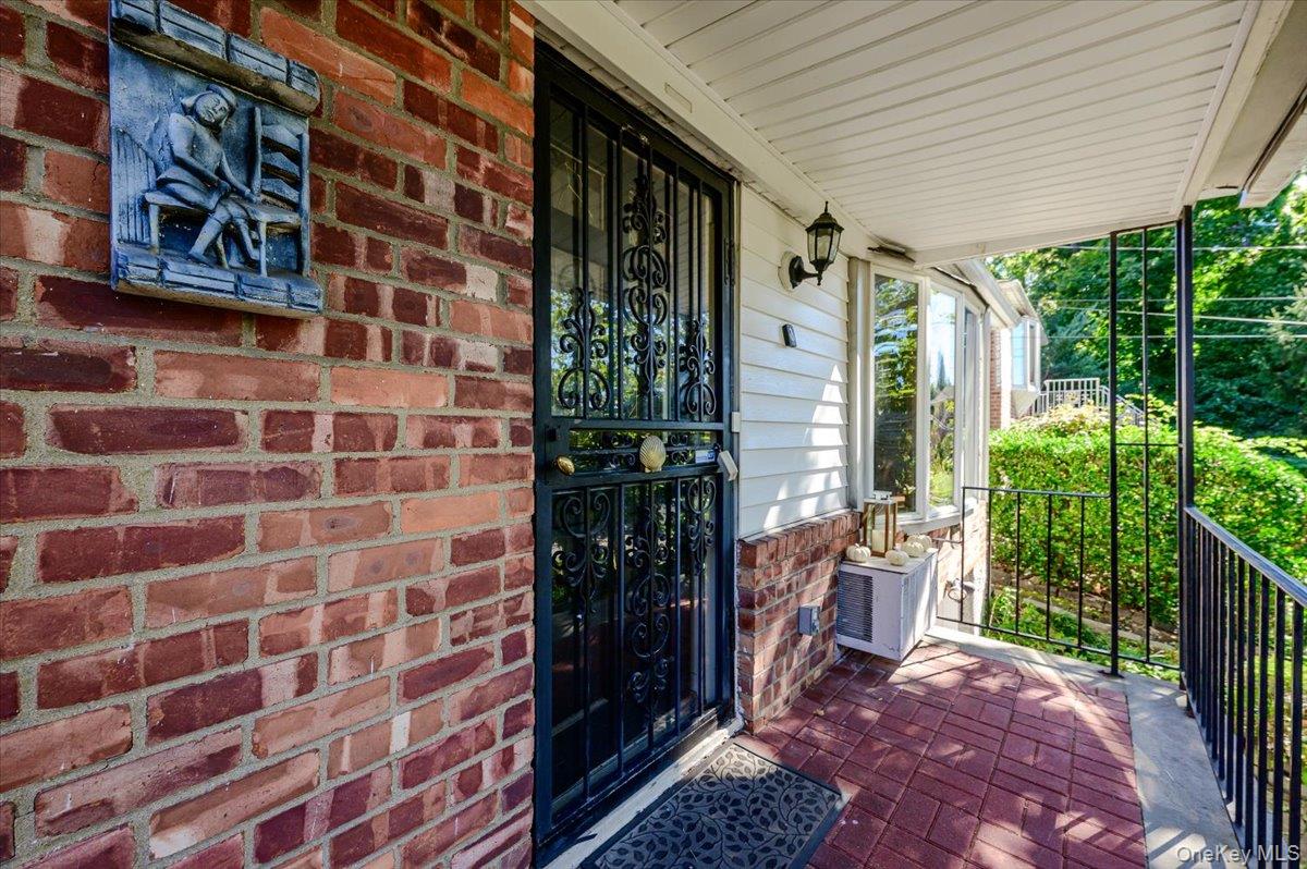 3855 Douglaston Parkway Property Photo 3