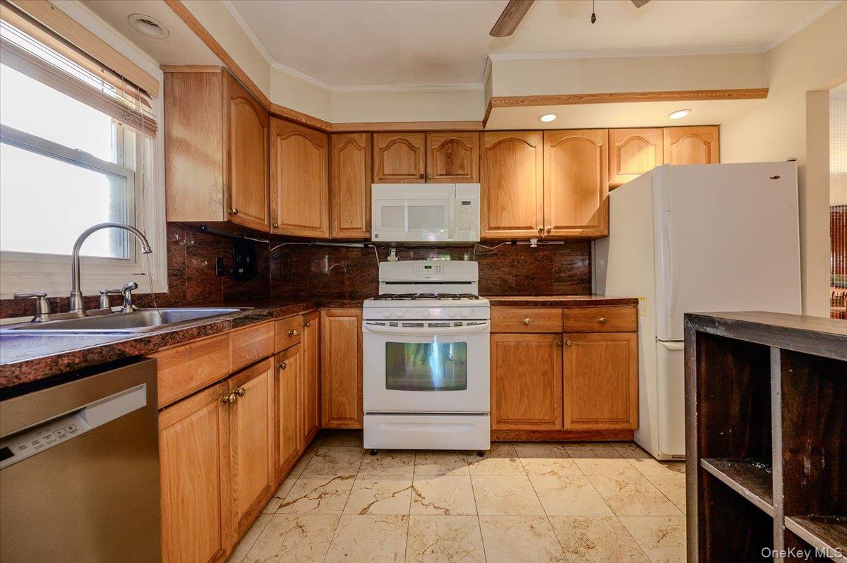 3855 Douglaston Parkway Property Photo 9