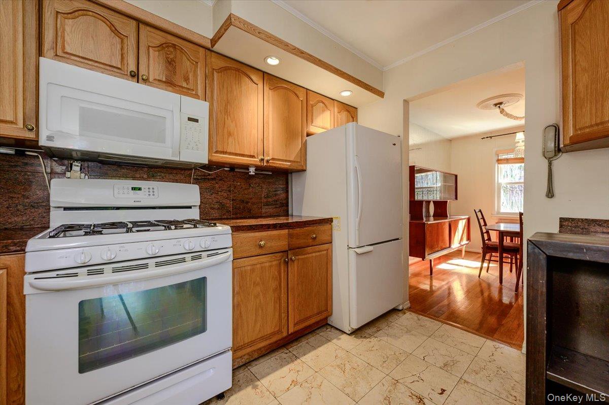 3855 Douglaston Parkway Property Photo 10