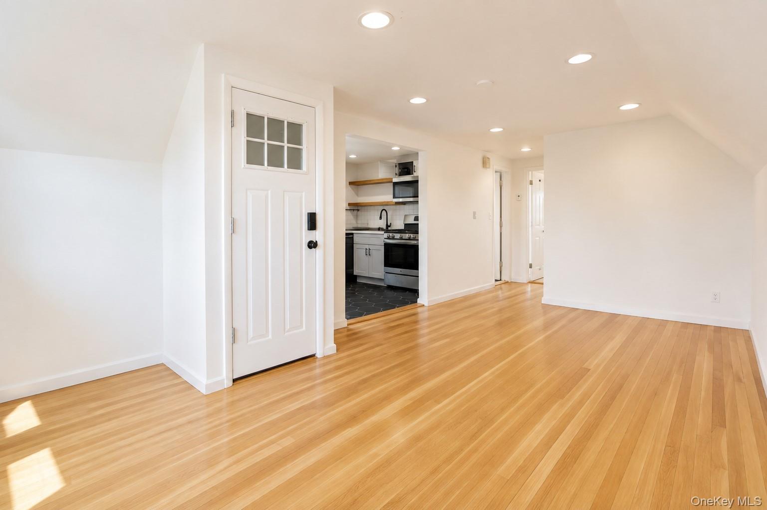 545 E Park Avenue Property Photo 4