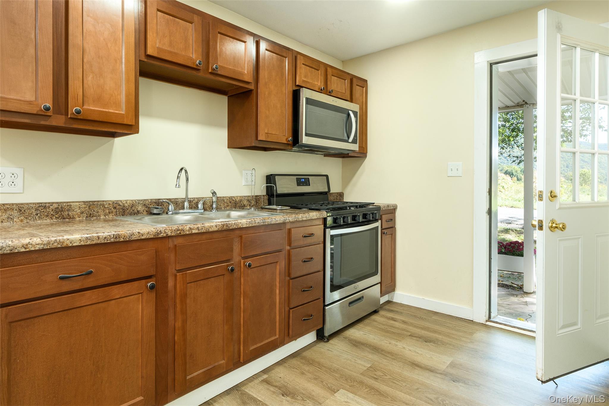 71 Teichman Road Property Photo 9