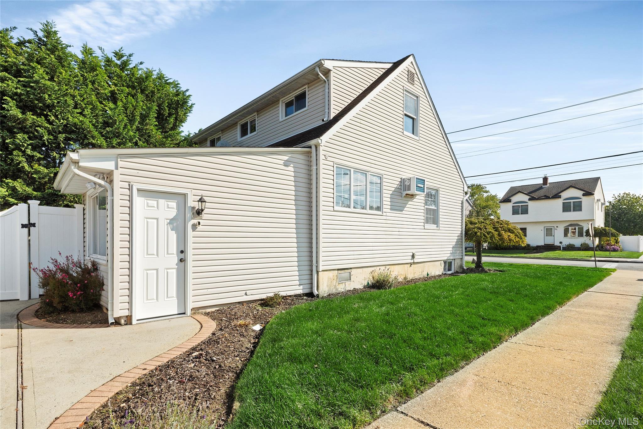 200 Forest Avenue Property Photo 4