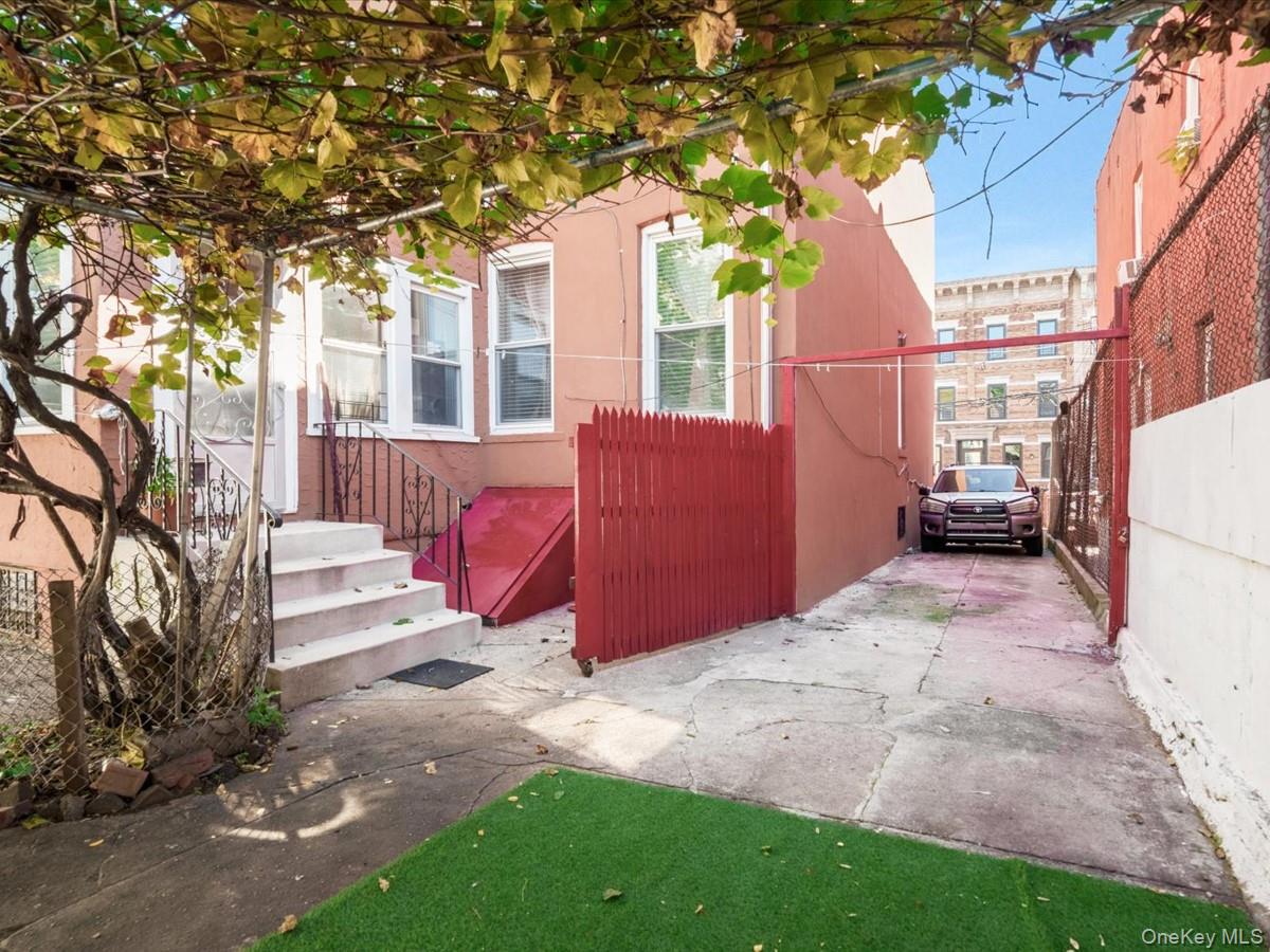 436 Lincoln Avenue Property Photo 3