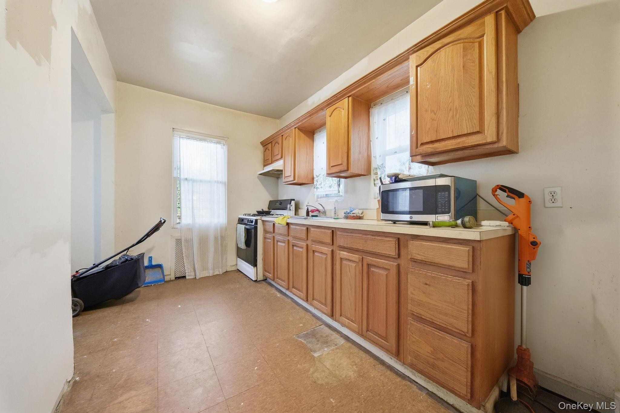 188-01 Mangin Avenue Property Photo 8