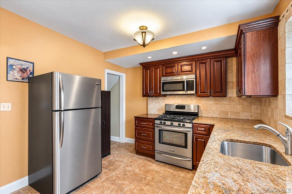 159-11 Powells Cove Boulevard Property Photo 8