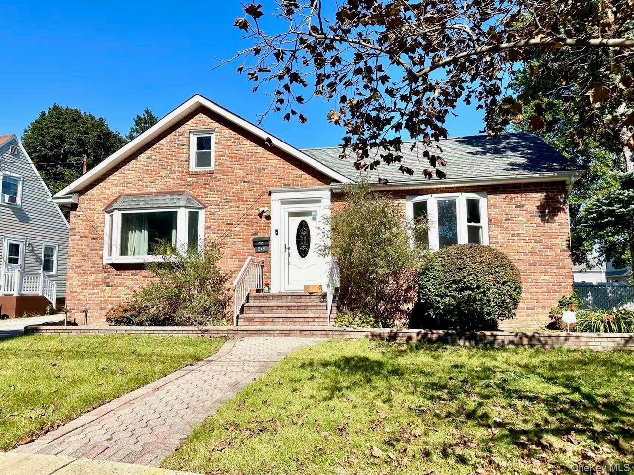 215 Mineola Avenue Property Photo 1