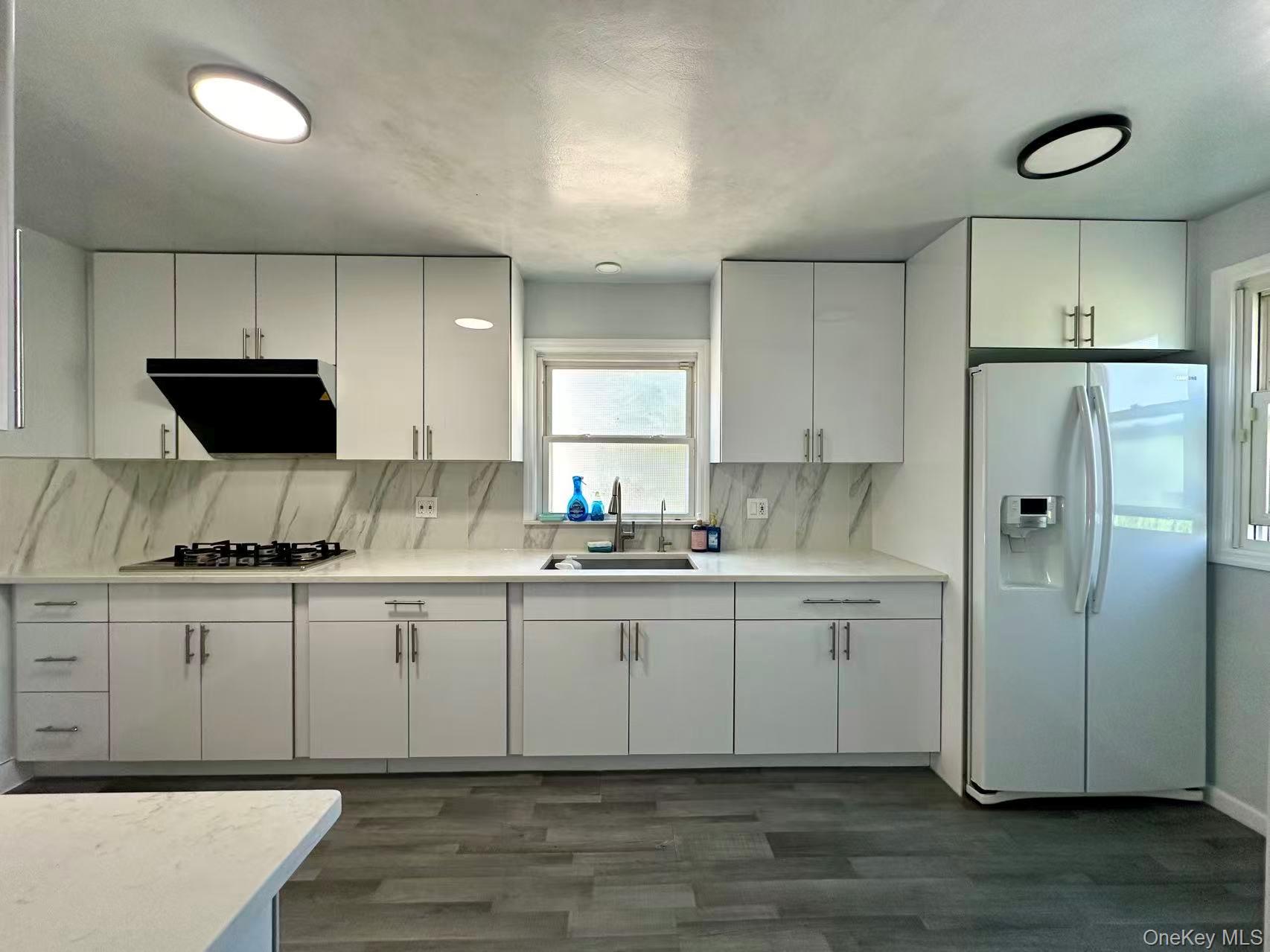 215 Mineola Avenue Property Photo 3