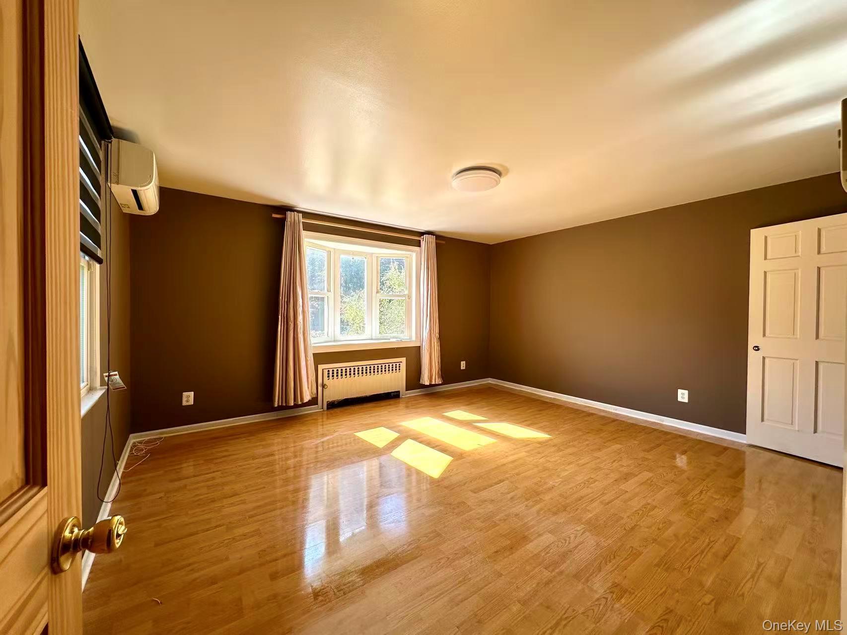 215 Mineola Avenue Property Photo 4
