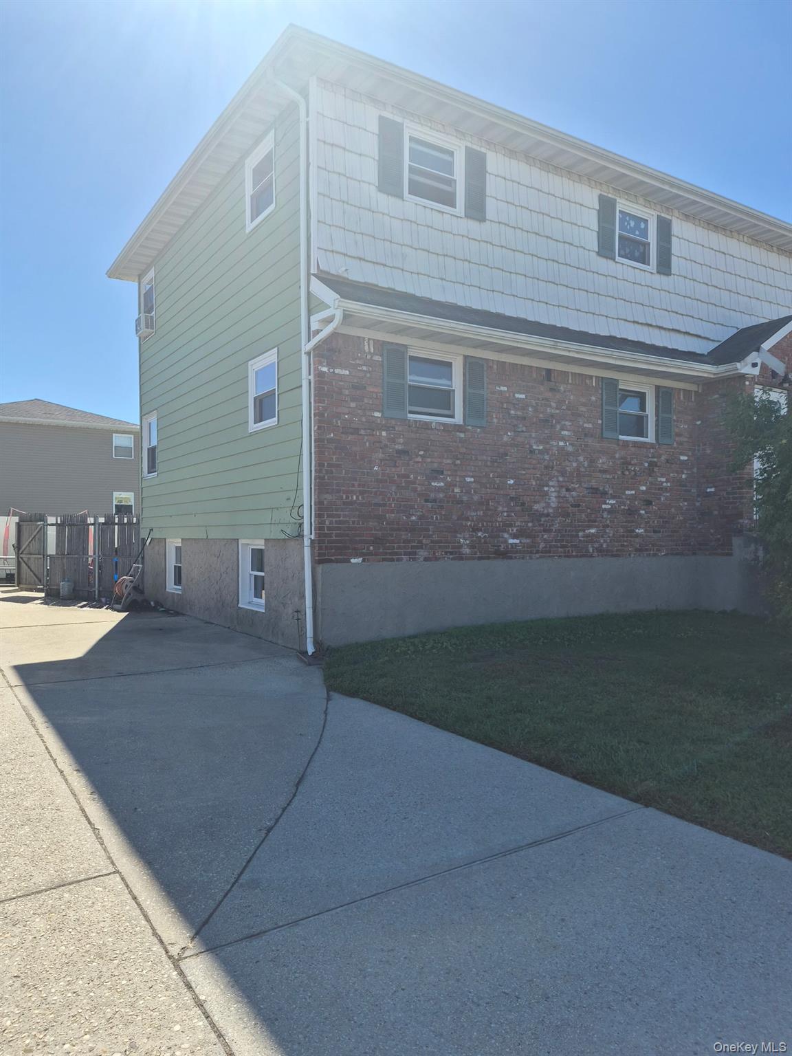 1986 Oakwood Avenue Property Photo 2