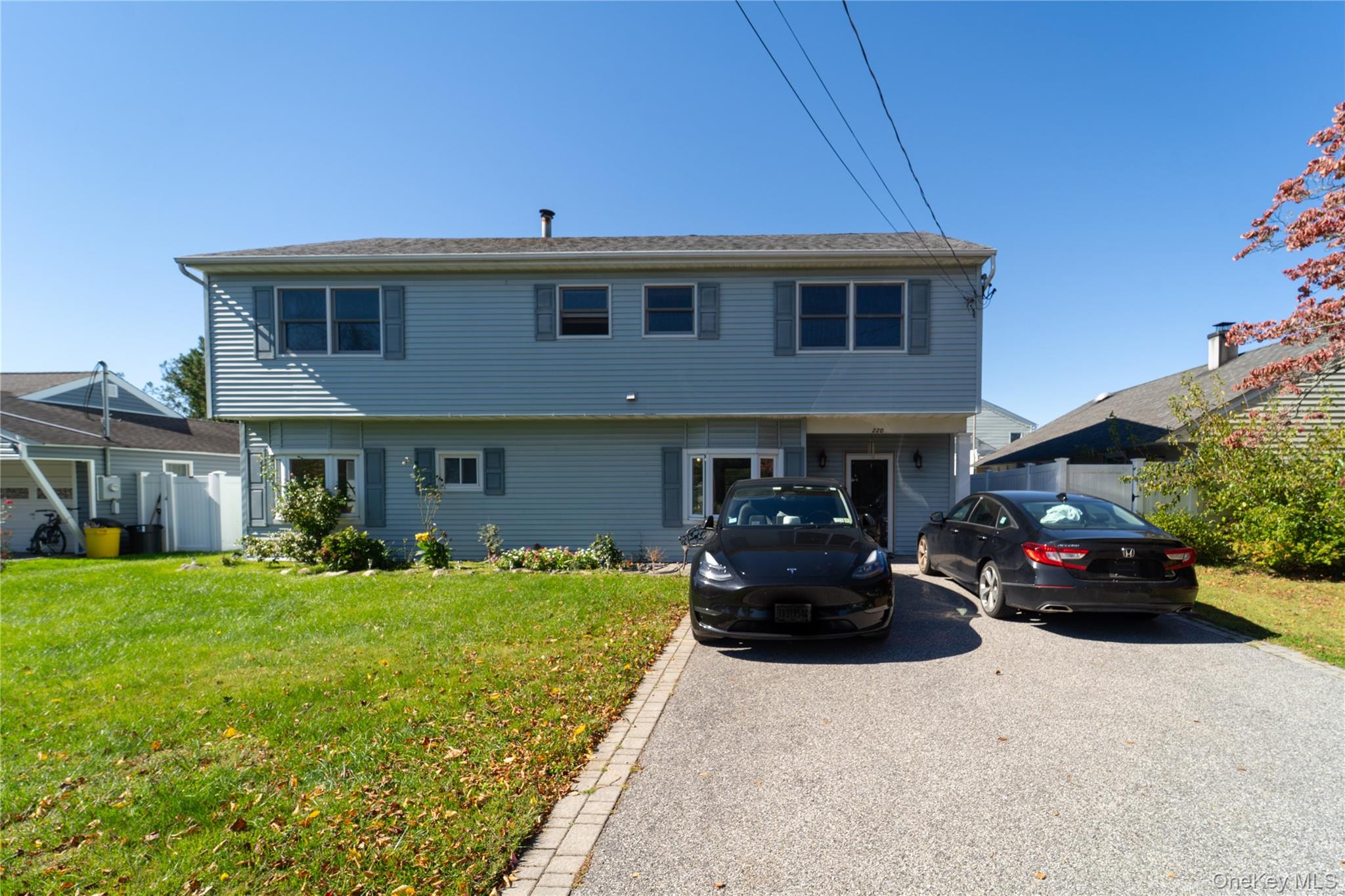 220 Jerusalem Avenue Property Photo 3