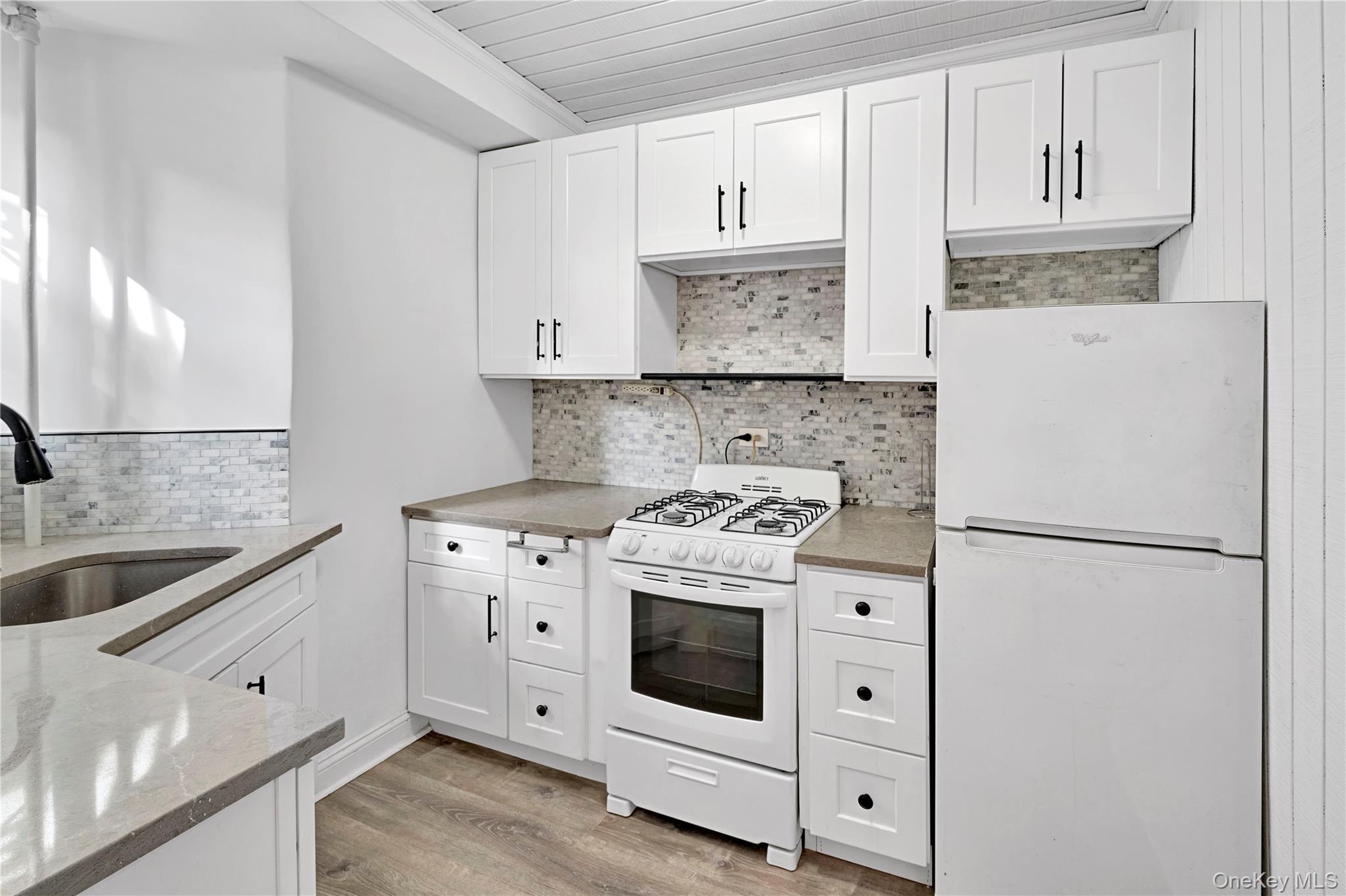 208 Centre Avenue 3k Property Photo 7
