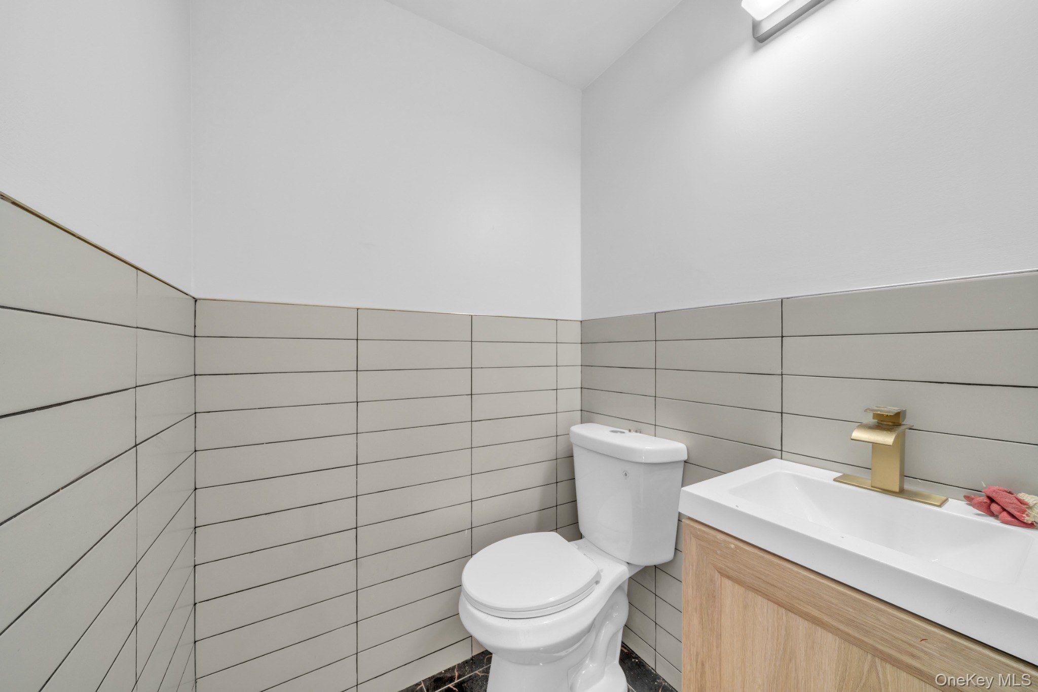 219 E 238th Street Property Photo 28