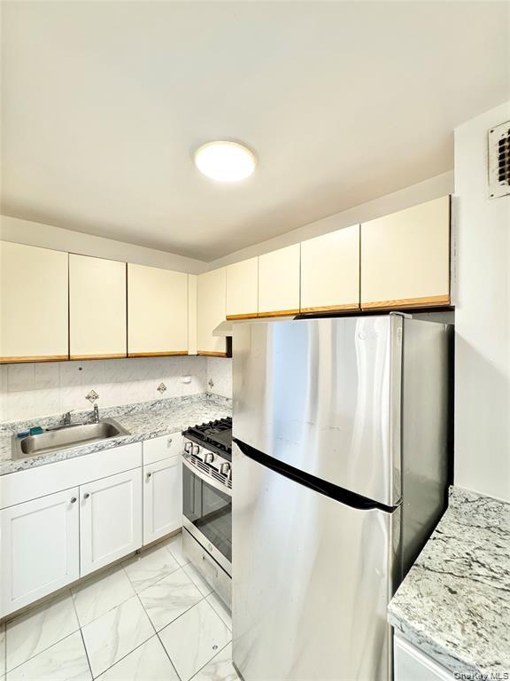 83-25 Vietor Avenue 5c Property Photo 4