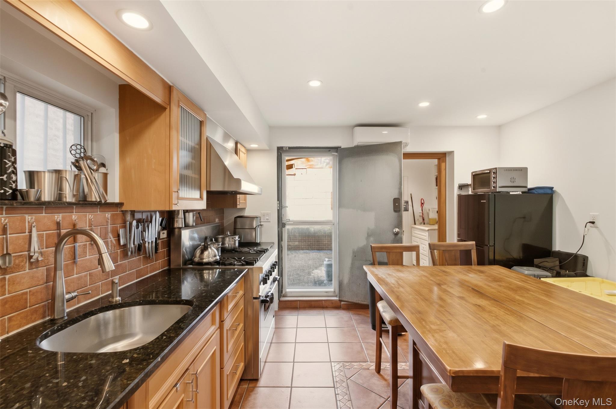 2239 Tiebout Avenue Property Photo 6