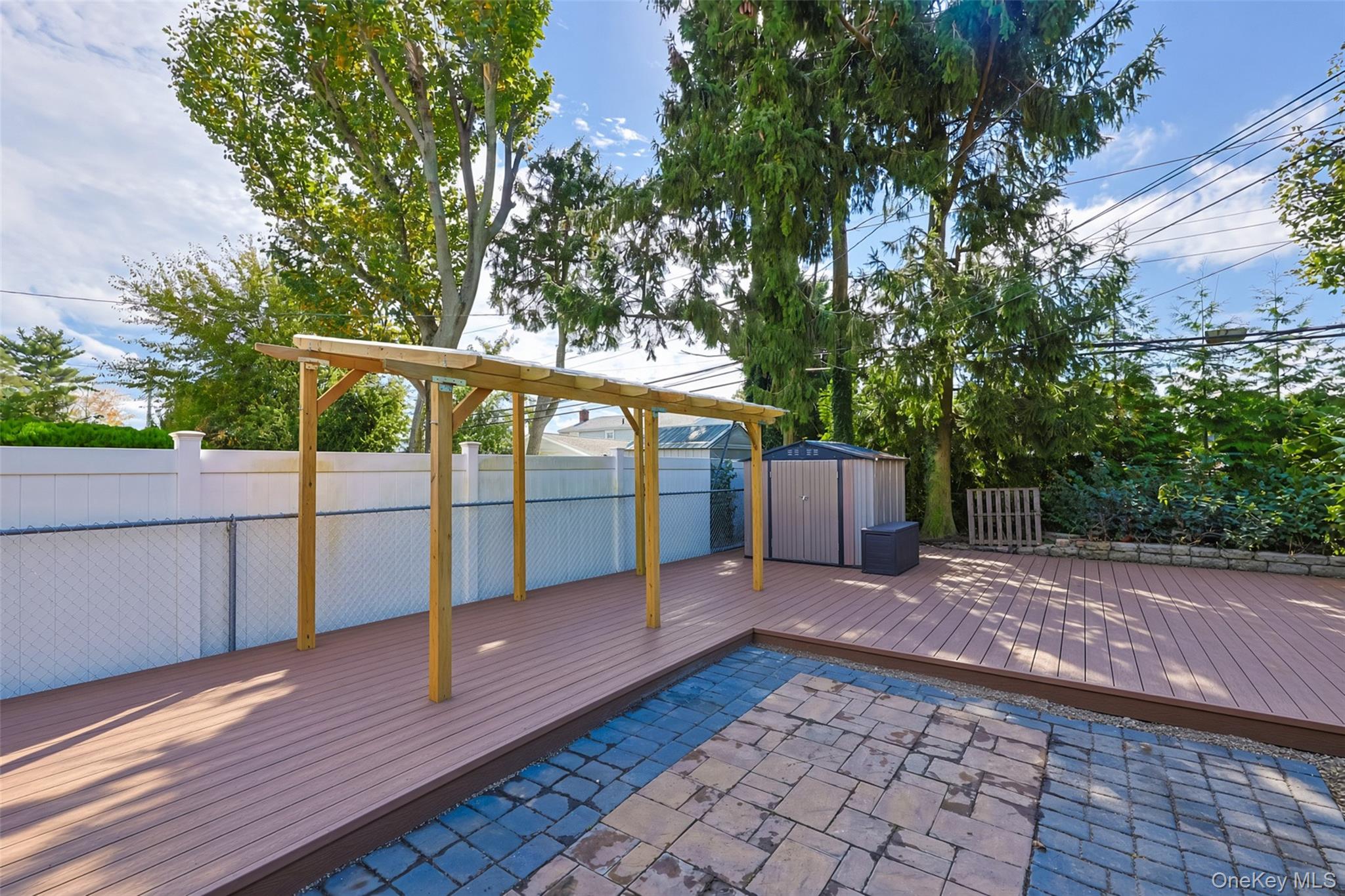 20 Willets Avenue Property Photo 32