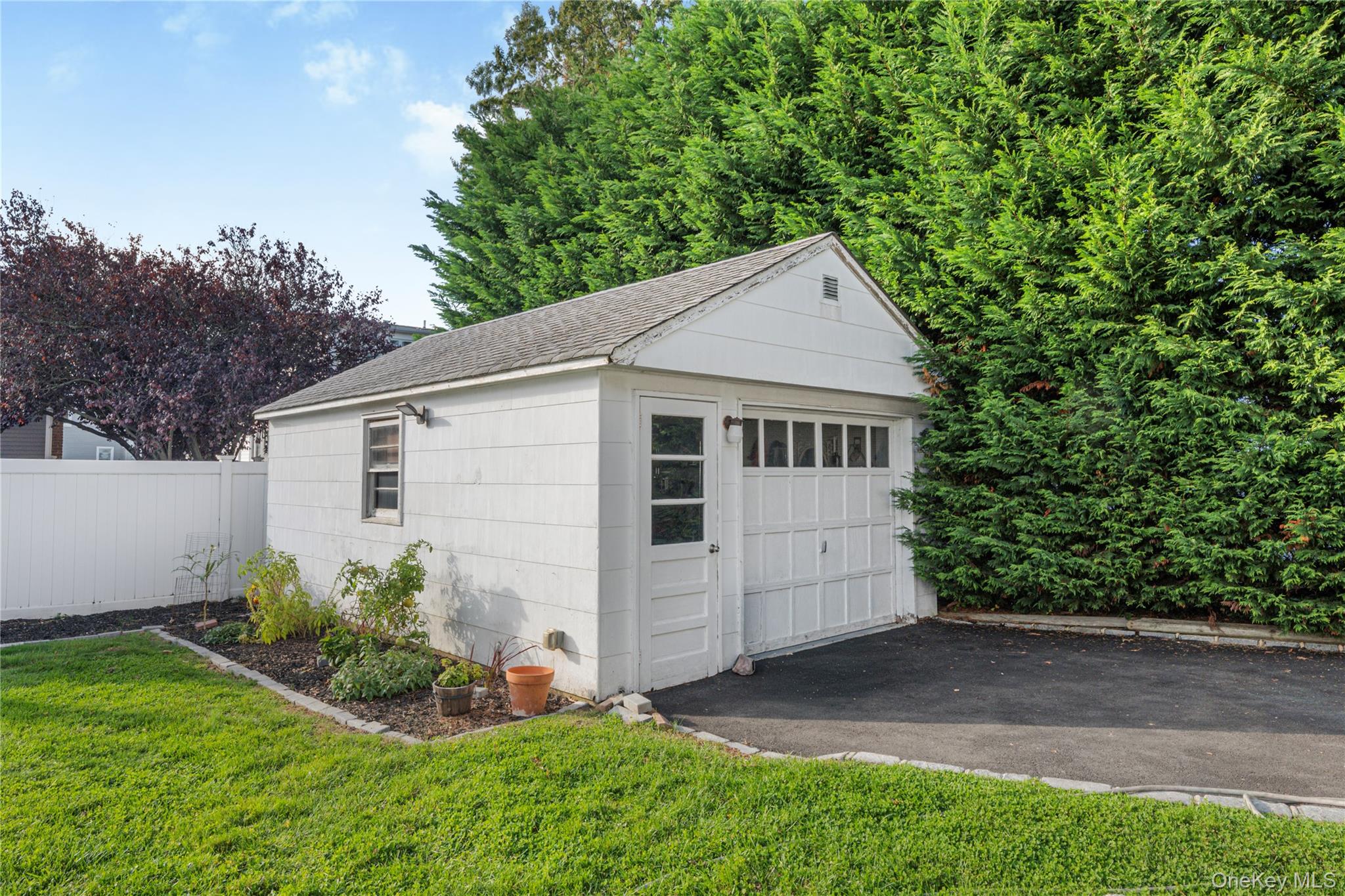 2450 Mermaid Avenue Property Photo 9