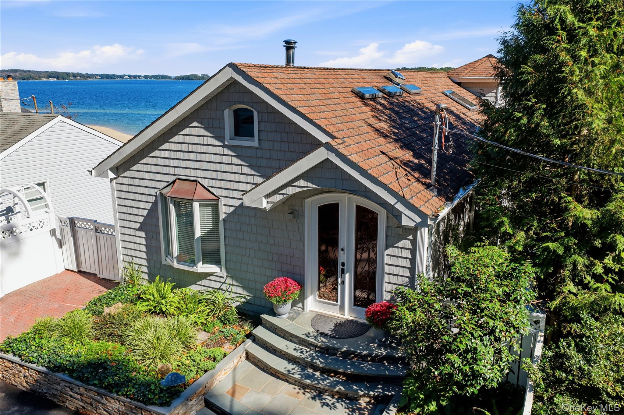 565 Mckinley Terrace Property Photo 4